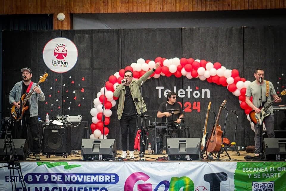 Nada Más durante su presentación en la Teletón 2024. La agrupación nacimentana es uno de los proyectos musicales encabezados por Esteban Elgueta. Fotografía facilitada por el músico.