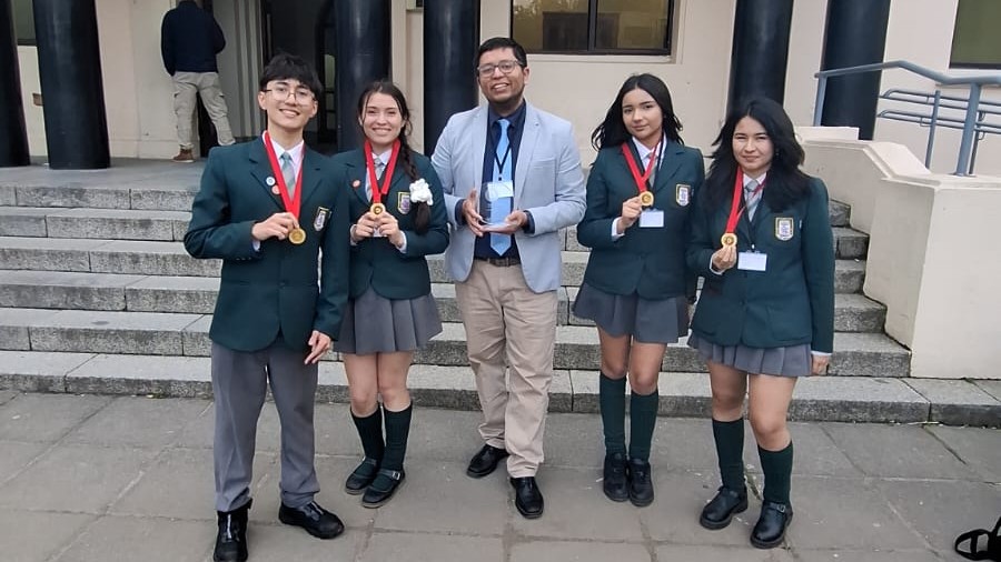 El profesor Esteban Aros junto a los integrantes de “LBLA Voz Activa en Acción”, equipo campeón regional del Torneo Delibera 2026.
