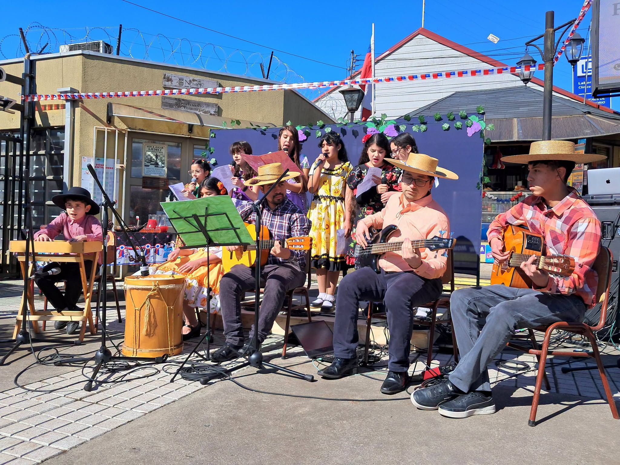 Integrantes de la banda escolar NNS cantan y tocan guitarras, bajo y percusiones durante la intervención.