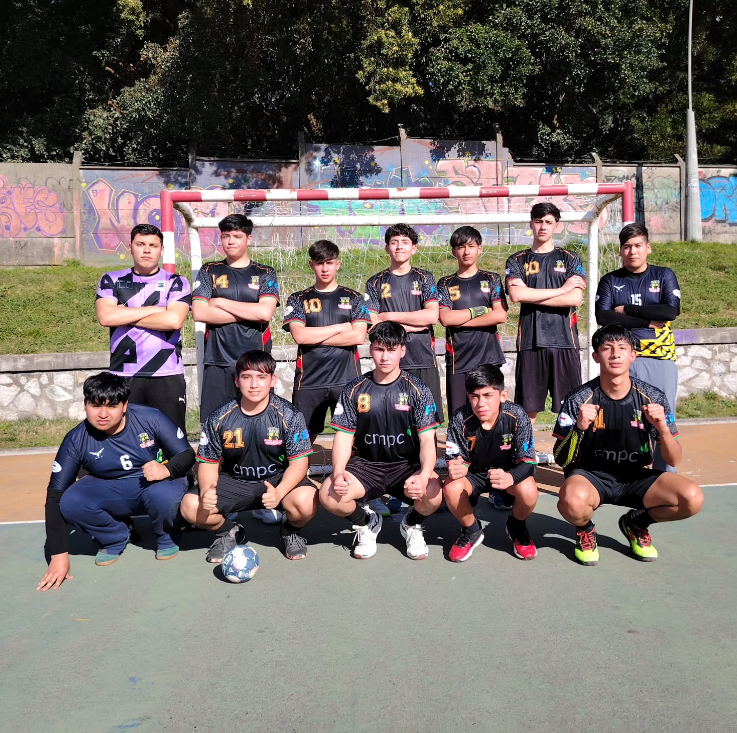 La categoría cadete de Balonmano Nacimiento durante su participación en la Liga Regional. Crédito: Fotografía publicada por Club Balonmano Nacimiento en Instagram.