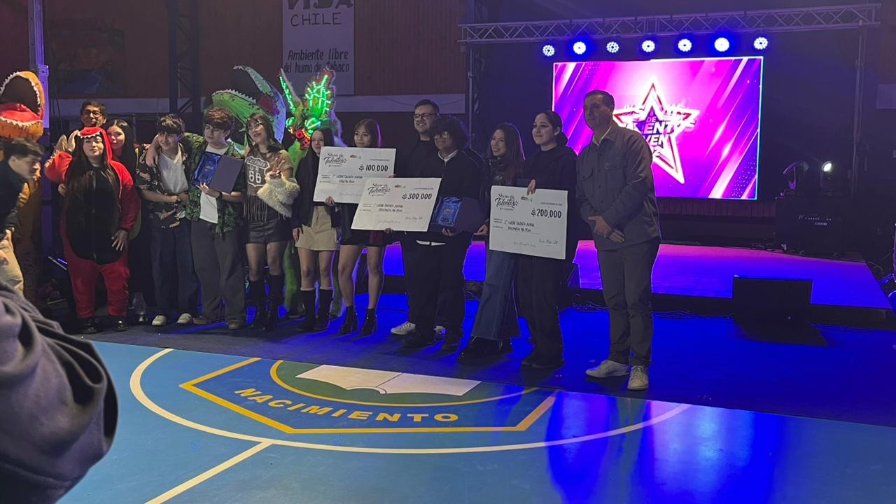 Ganadores de la categoría talento y representantes de IV Brave, reconocida como la mejor barra, posan al término de la cuarta versión del certamen. Fotografía cedida por un asistente al evento.