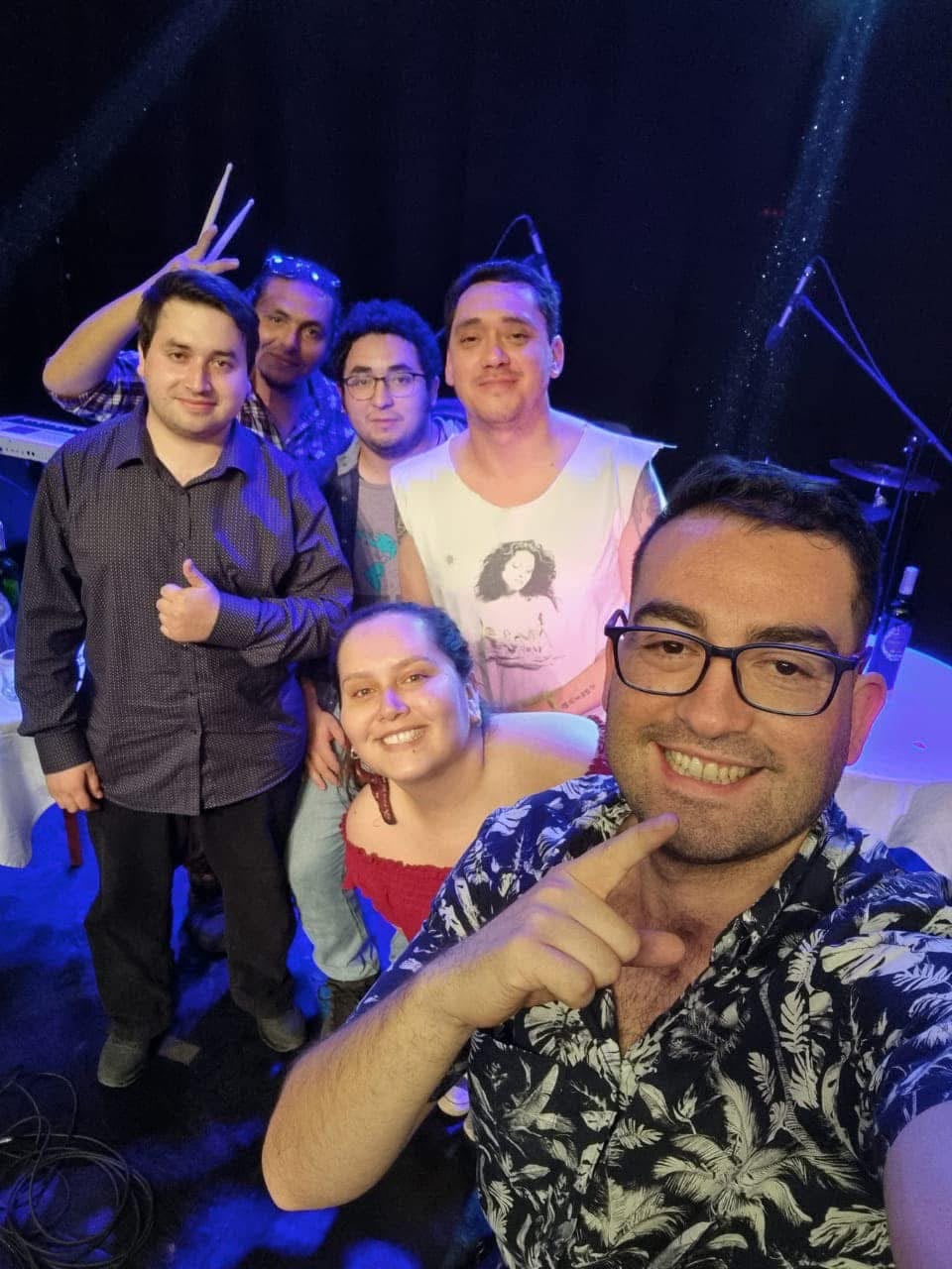 Esteban Elgueta junto a los músicos que participaron en el lanzamiento en vivo de “José Luis Santos Delorindo”, primer álbum publicado bajo el nombre Julio Elgueta, en 2020.
