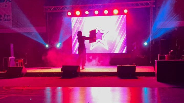 Antonela Suazo durante la presentación de danza moderna con la que obtuvo el segundo lugar del IV Show de Talentos Juvenil. Fotografía cedida por un asistente al evento.