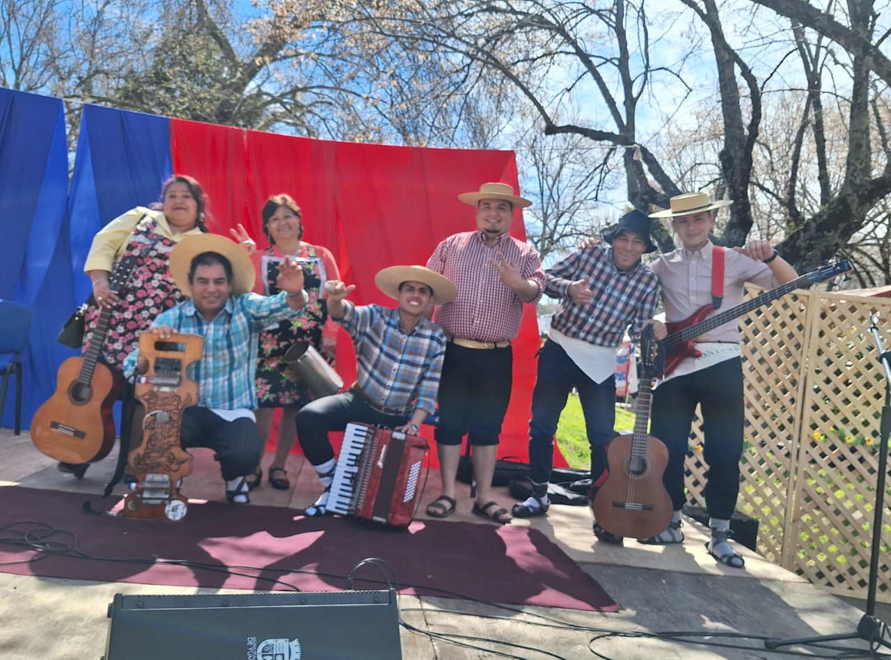 Integrantes de Los Rotitos de Nacimiento posan con sus instrumentos sobre un escenario.