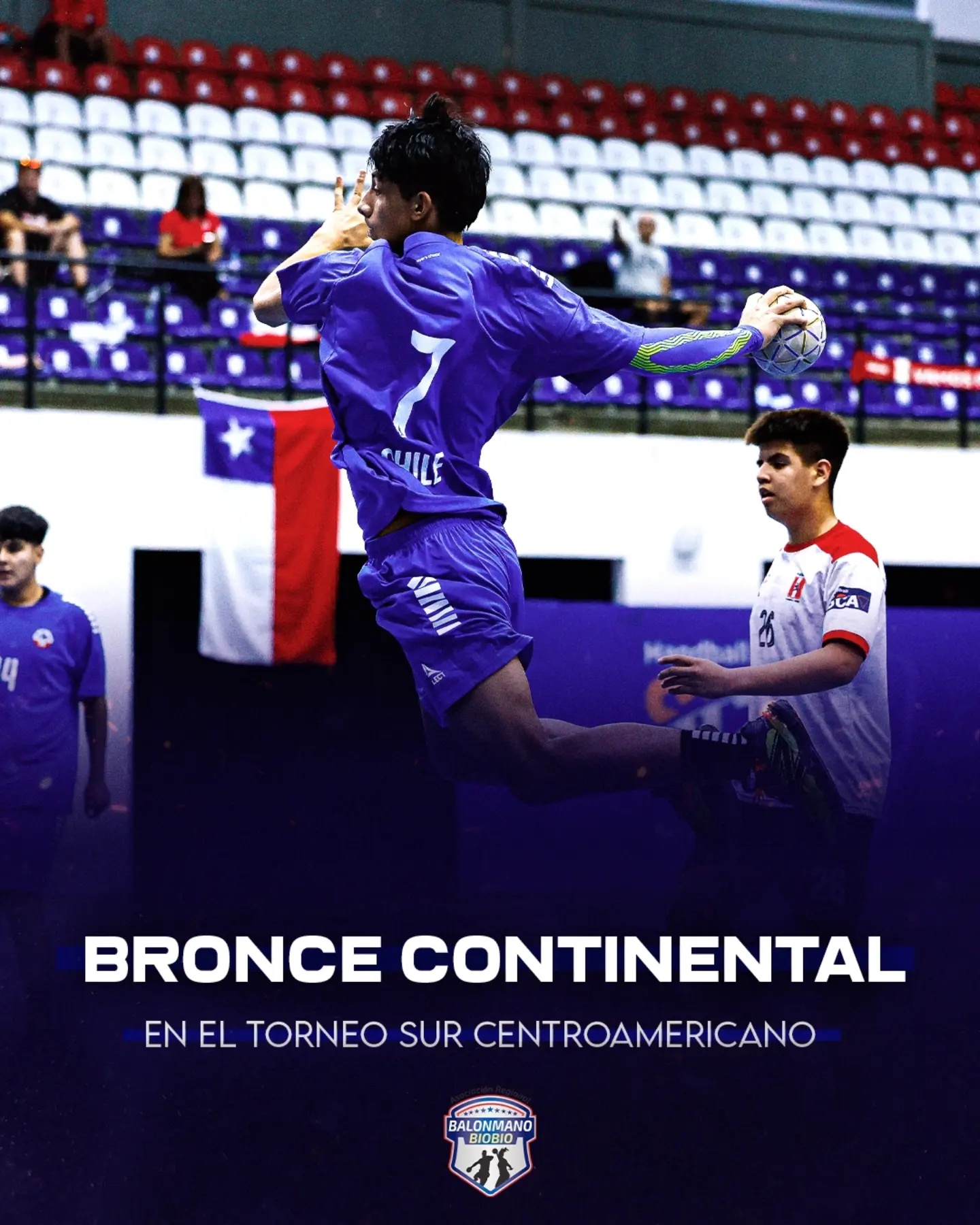 Ossiel Luengo, jugador de Balonmano Nacimiento, obtuvo la medalla de bronce con la selección chilena Sub 16 en el Torneo Sur-Centroamericano. Crédito: Asociación de Balonmano del Biobío. Fotografía original: @olme_ac / @handballsca.
