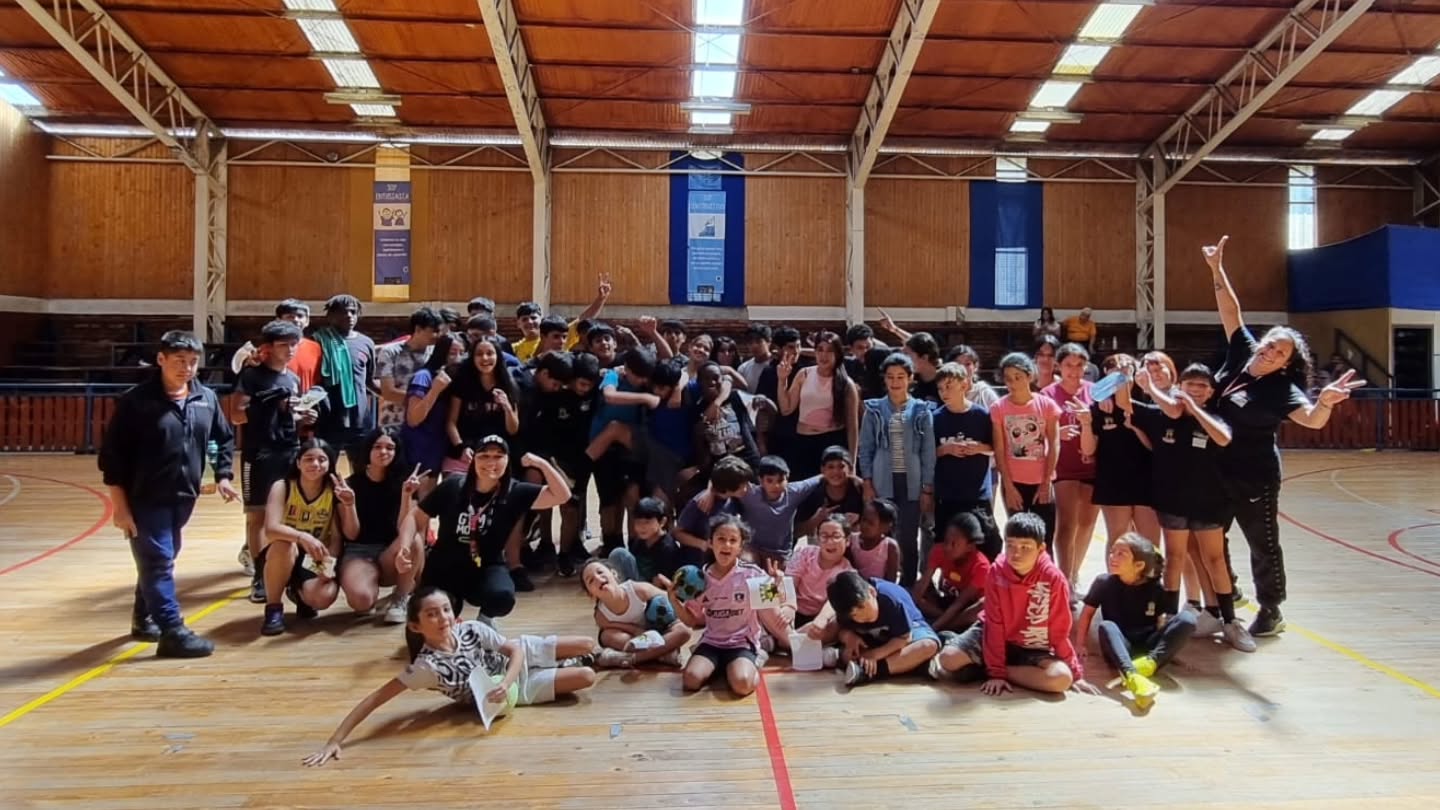 Niños, niñas y jóvenes participaron en el Taller Intensivo de Balonmano organizado por el club, una actividad orientada a acercar el deporte a la comunidad.  Crédito: Fotografía publicada por Club Balonmano Nacimiento en Instagram.