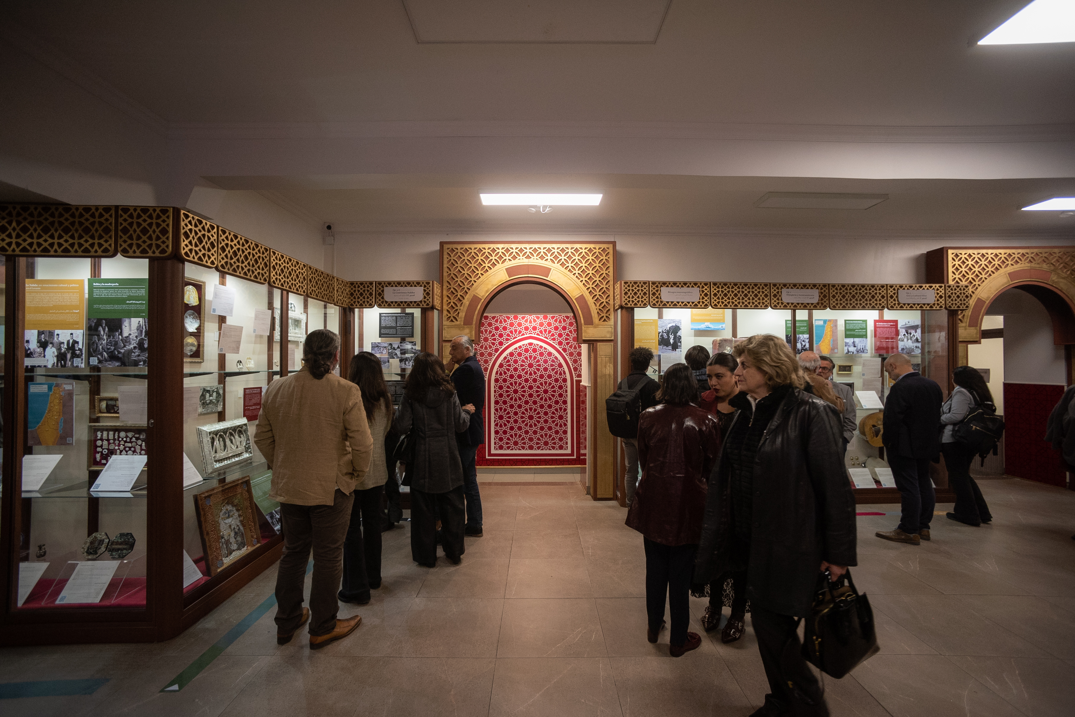 Visitantes recorren las vitrinas y paneles del Museo de Historia, Arte y Cultura Árabe de Concepción.