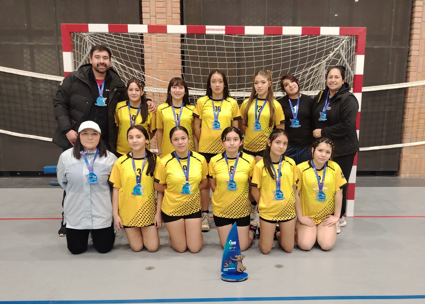 Equipo femenino Sub 14 de balonmano de la Escuela Nacimiento Nuestro Señor, tercer lugar regional en los Juegos Deportivos Escolares 2026. Fotografía facilitada por la comunidad educativa.