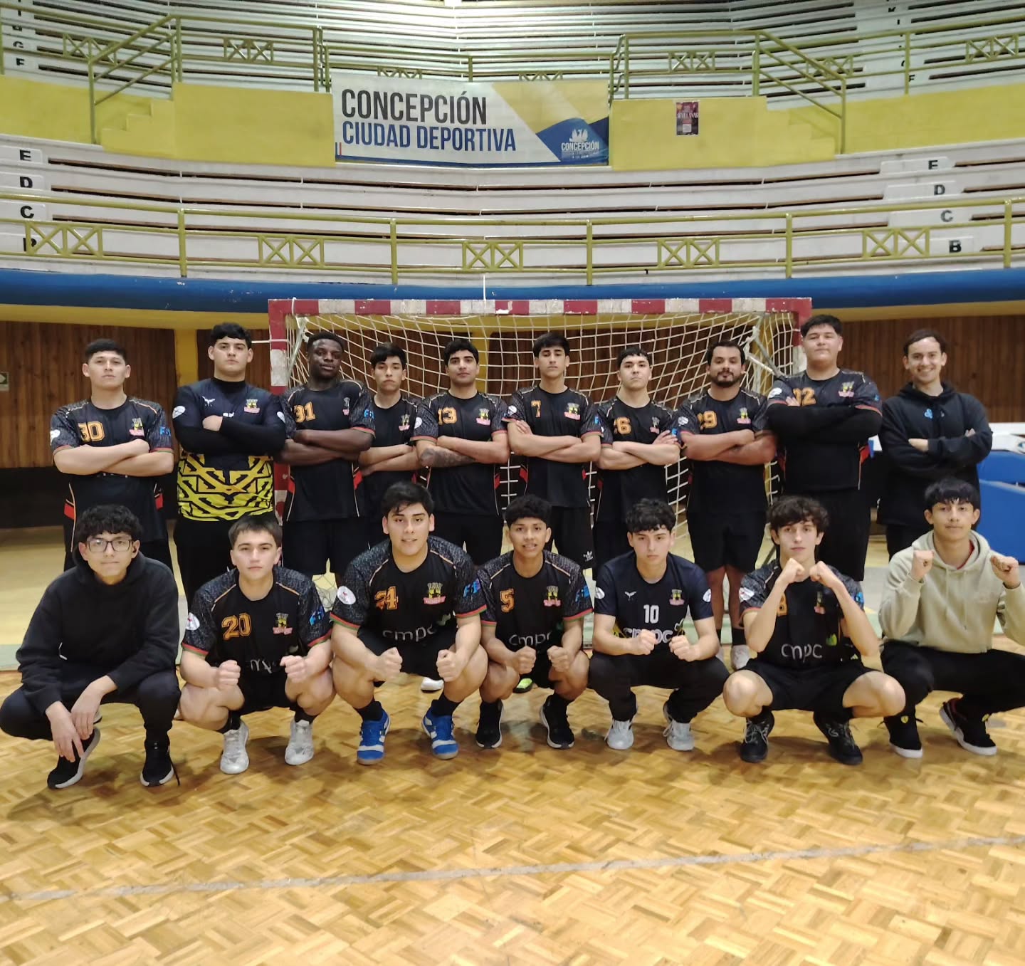Una de las categorías masculinas de Balonmano Nacimiento durante una jornada competitiva desarrollada en Concepción.  Crédito: Fotografía publicada por Club Balonmano Nacimiento en Instagram.