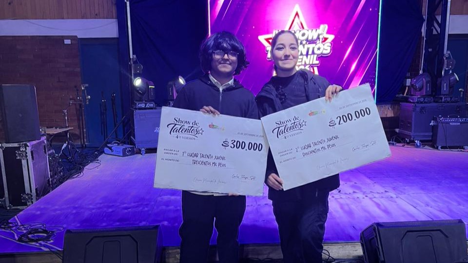 David Silva y Antonela Suazo, estudiantes del Liceo Municipal de Nacimiento, posan con los reconocimientos correspondientes al primer y segundo lugar. Fotografía cedida por un asistente al evento.
