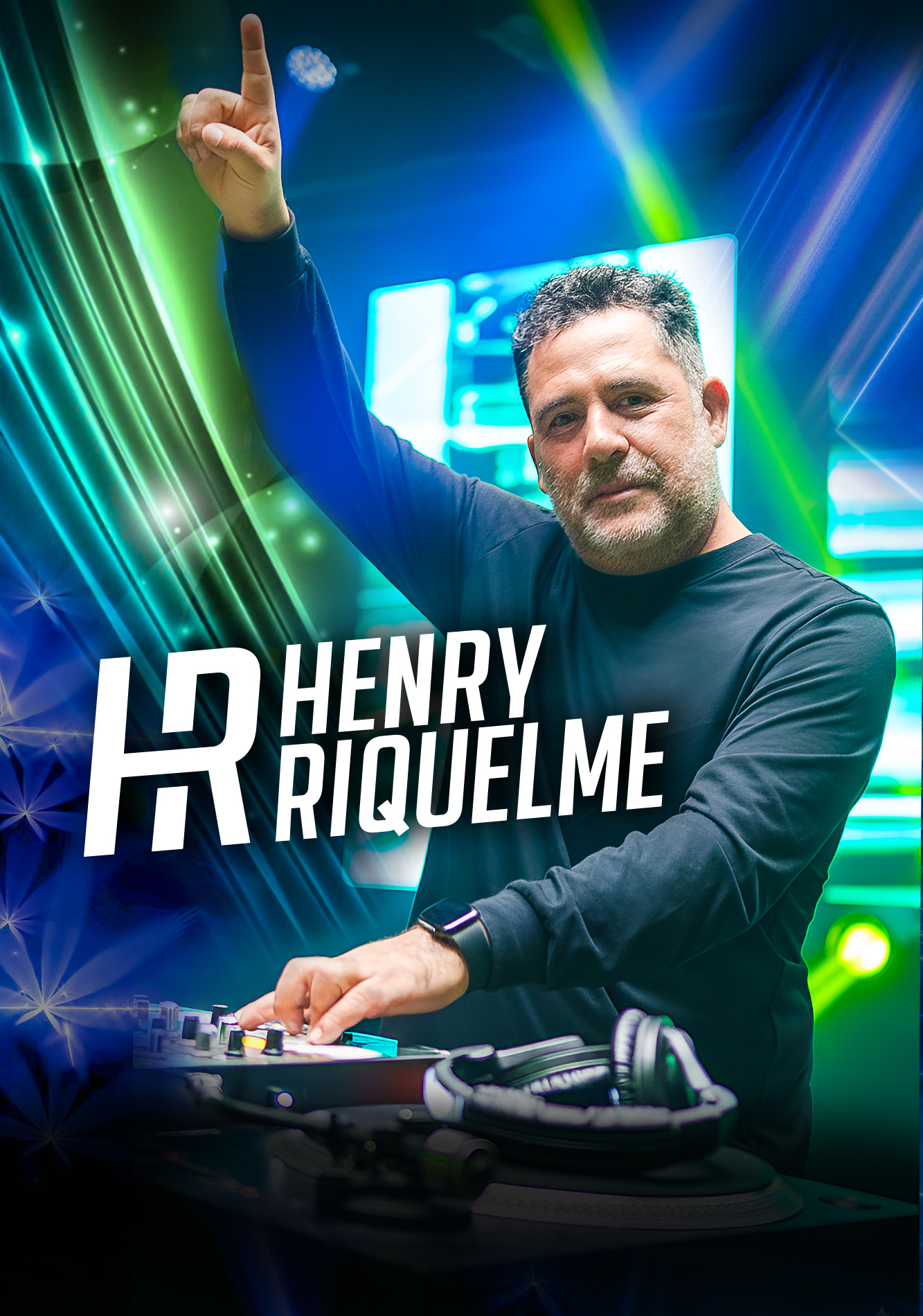 Henry Riquelme frente a una mesa de DJ, con un brazo levantado, sobre un fondo azul y verde con su nombre.