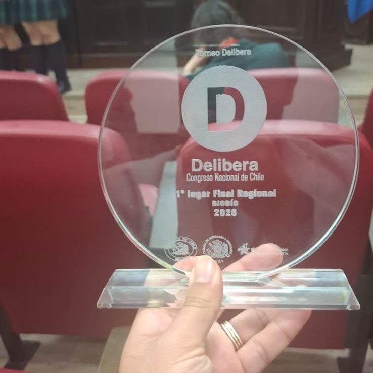 Galardón entregado al Liceo Bicentenario Los Ángeles por obtener el primer lugar en la final regional del Biobío del Torneo Delibera 2026.