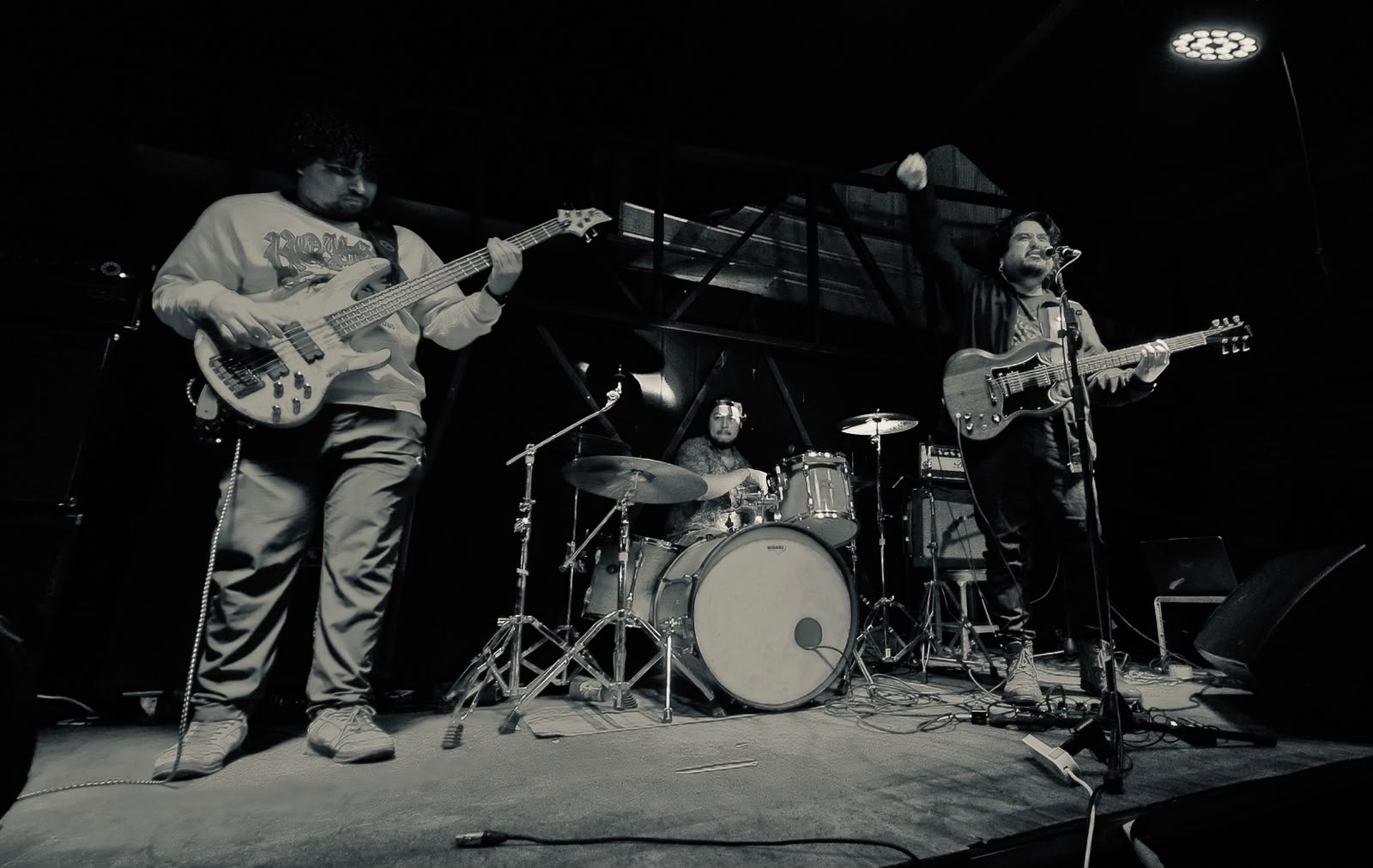 Matt Fu en una presentación en vivo, con bajo, batería, voz y guitarra, en una fotografía en blanco y negro.