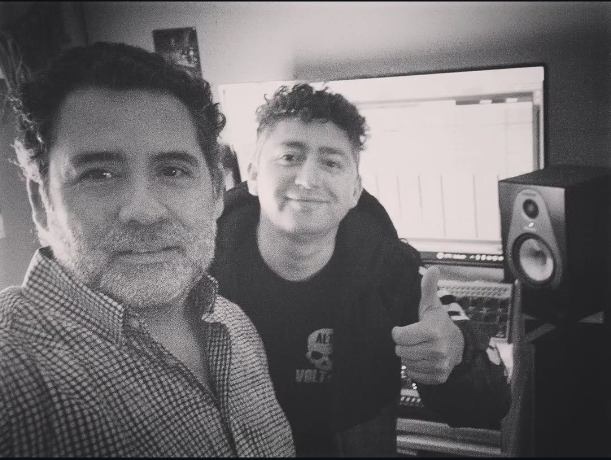 Henry Riquelme y Dangelo Witker juntos en un estudio de producción musical, en una fotografía en blanco y negro.