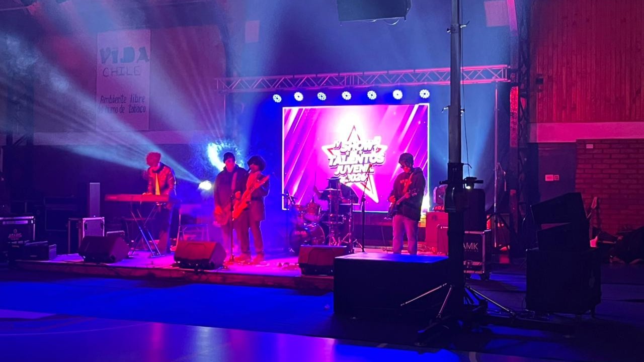 David Silva se presenta junto a los músicos que lo acompañaron en su actuación, reconocida con el primer lugar del certamen. Fotografía cedida por un asistente al evento.