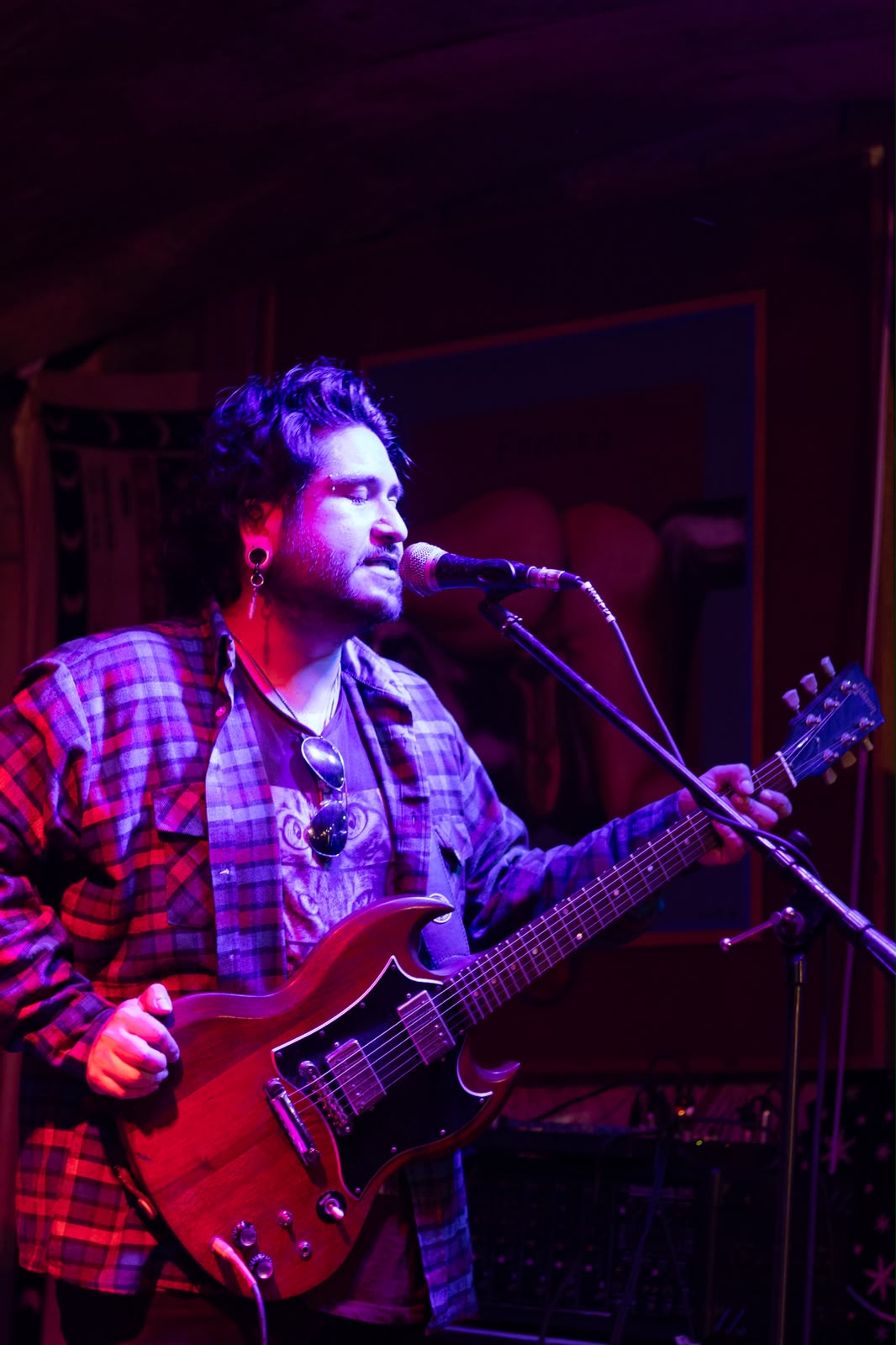 Matías Sepúlveda, Matt Fu, canta frente al micrófono mientras toca una guitarra eléctrica.