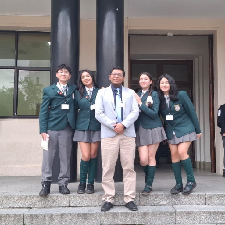 El profesor Esteban Aros junto a Franco León Navarrete, Maira Calfin Menares, Nayareth Carrasco Brito y Noemí Sáez Jorquera, integrantes del equipo campeón regional “LBLA Voz Activa en Acción”.