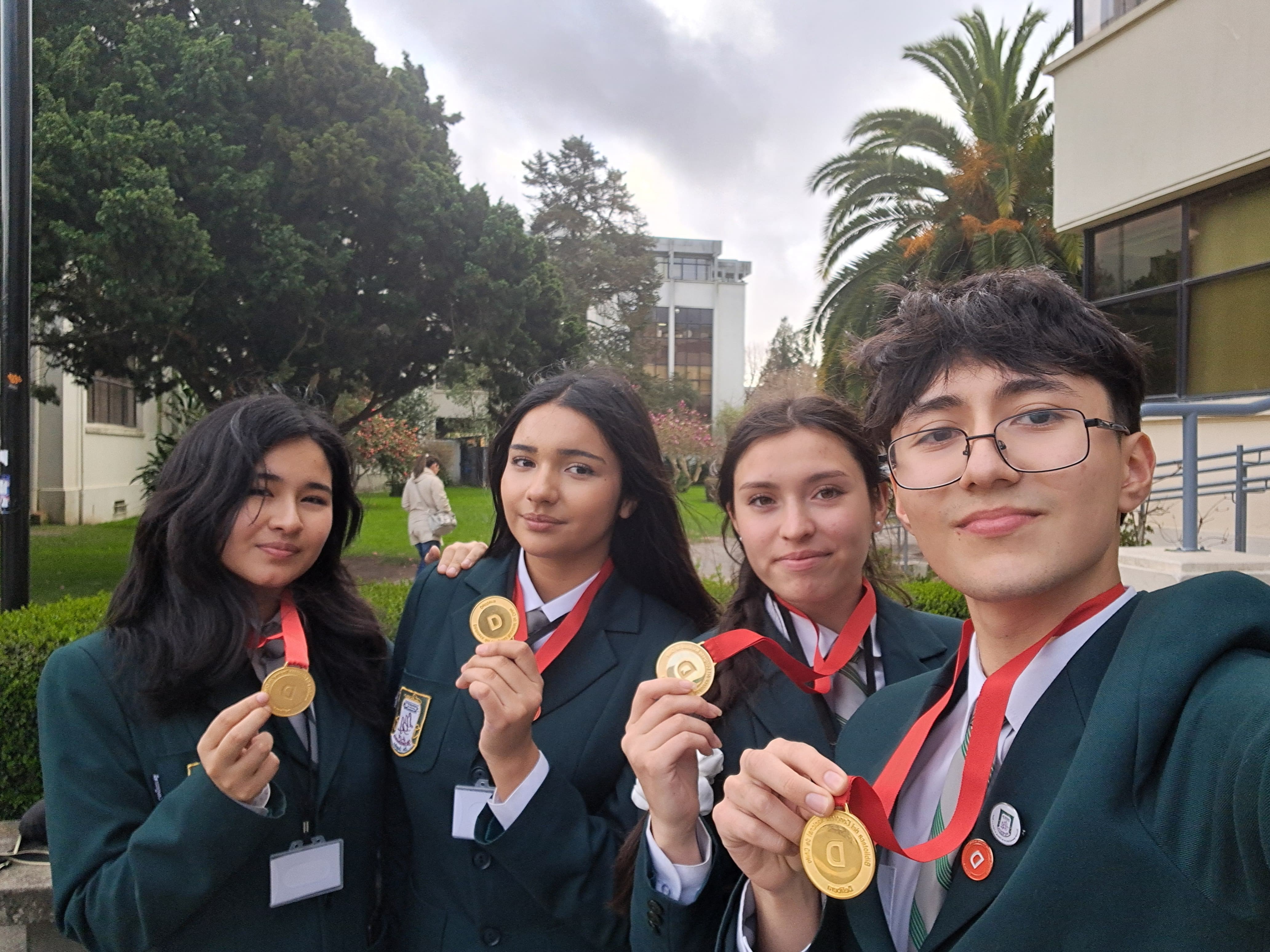 Los cuatro estudiantes del Liceo Bicentenario Los Ángeles celebran el primer lugar obtenido en la final regional del Torneo Delibera.