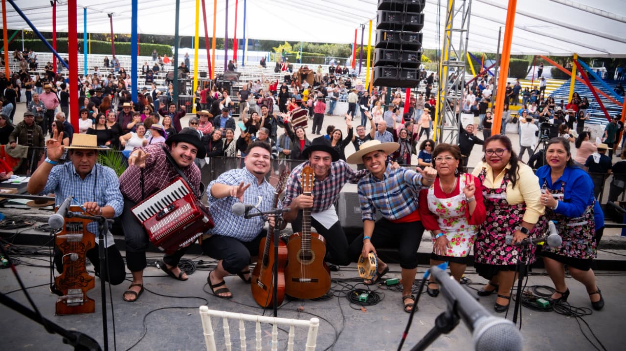 Los Rotitos de Nacimiento posan con sus instrumentos frente al público en Cueca Mil.