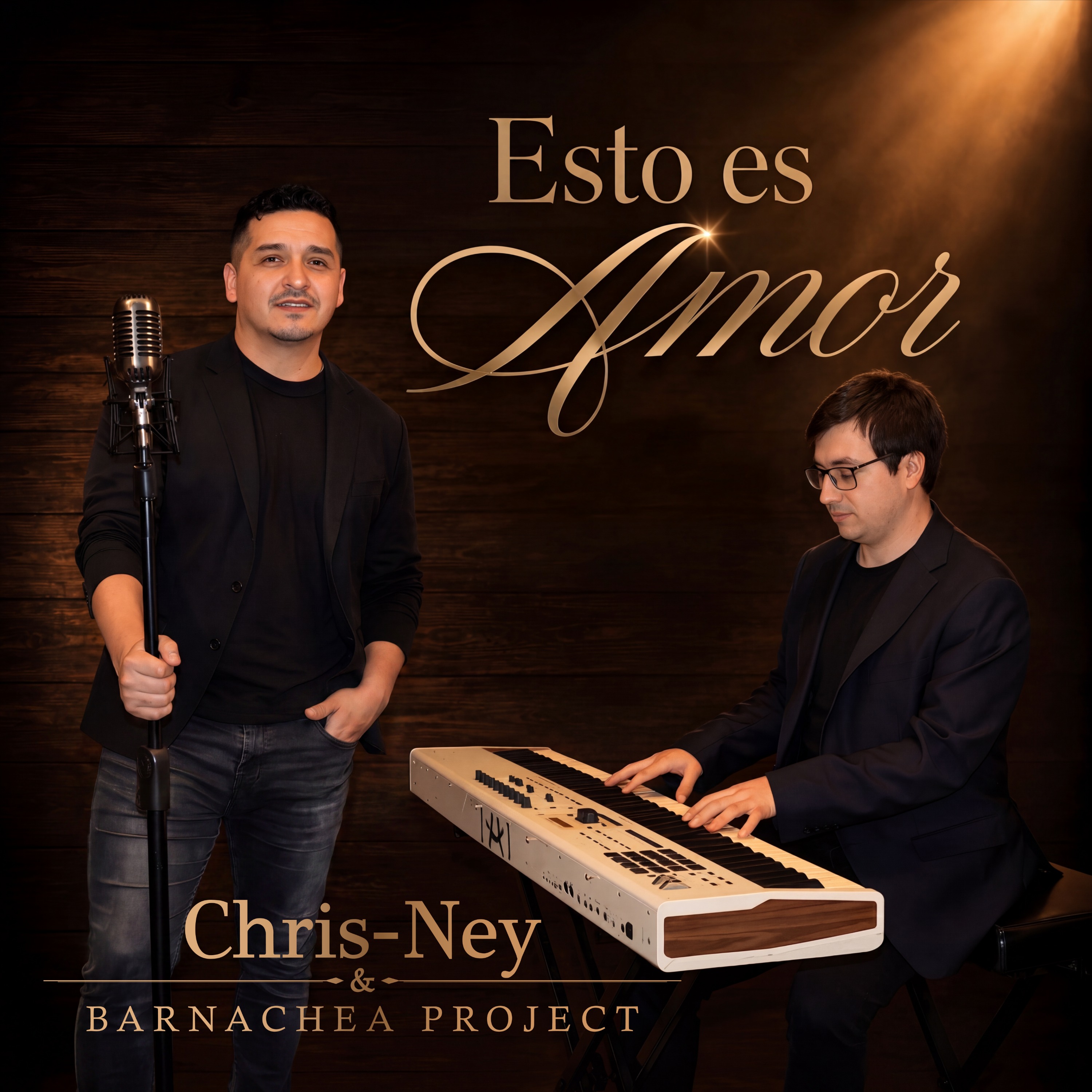 Portada del álbum de Chris-Ney & Barnachea Project: un cantante junto a un micrófono y un músico tocando teclado, sobre un fondo oscuro con la palabra “Esto es Amor”.