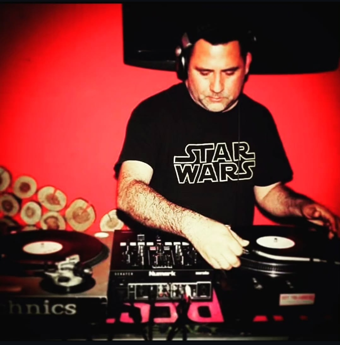 Henry Riquelme mezclando discos de vinilo en D&F Restobar de Renaico.